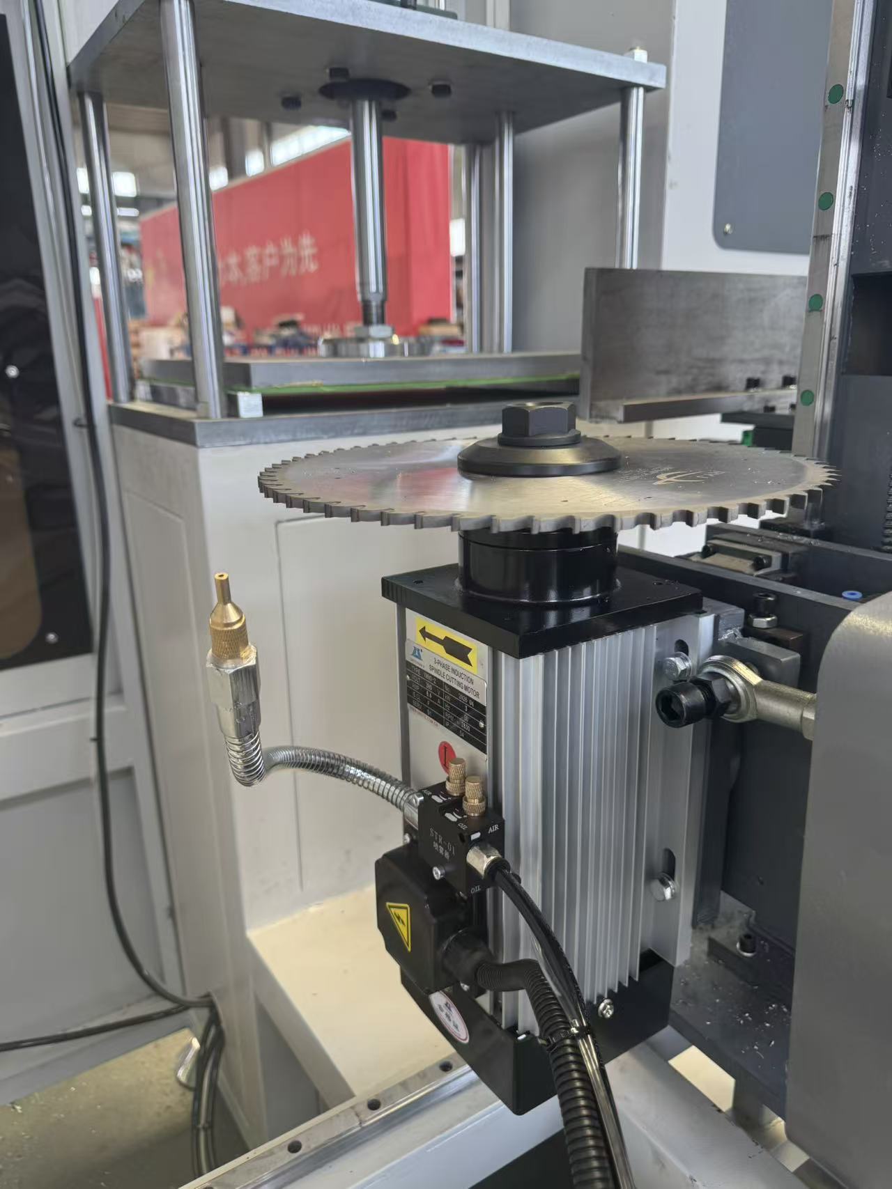 آسیاب انتهایی CNC چند زاویه ای 3+2 محور برای پروفیل های فلزی آلومینیومی نامنظم